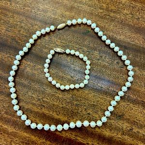 Freshwater Pearls w 14kt gold clasps. Excellent condition. Never perfume sprayed